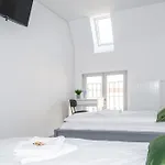5 Nahe Hauptbahnhof,10 Betten,vollausgestattet,neu Saniert,parkplatz,dachterasse Apartment
