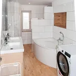 5 Nahe Hauptbahnhof,10 Betten,vollausgestattet,neu Saniert,parkplatz,dachterasse Apartment *