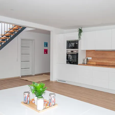 5 Nahe Hauptbahnhof,10 Betten,vollausgestattet,neu Saniert,parkplatz,dachterasse * Cottbus