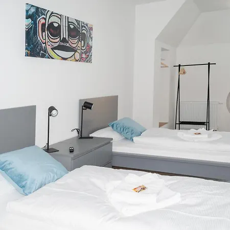 아파트 5 Nahe Hauptbahnhof,10 Betten,vollausgestattet,neu Saniert,parkplatz,dachterasse