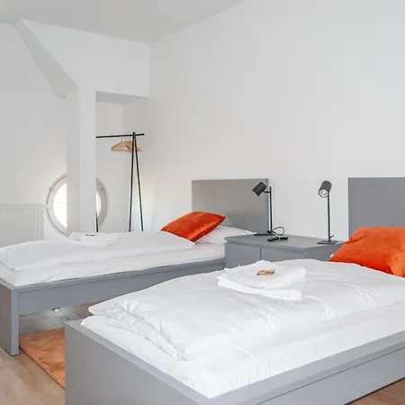 5 Nahe Hauptbahnhof,10 Betten,vollausgestattet,neu Saniert,parkplatz,dachterasse 아파트 콧부스
