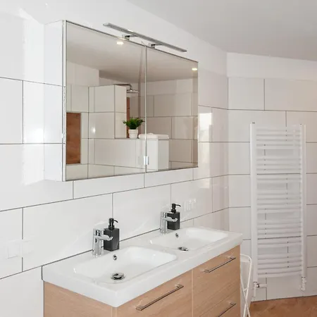 5 Nahe Hauptbahnhof,10 Betten,vollausgestattet,neu Saniert,parkplatz,dachterasse Котбус