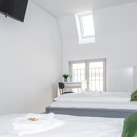 5 Nahe Hauptbahnhof,10 Betten,vollausgestattet,neu Saniert,parkplatz,dachterasse Апартаменты