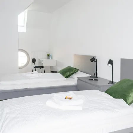 5 Nahe Hauptbahnhof,10 Betten,vollausgestattet,neu Saniert,parkplatz,dachterasse *