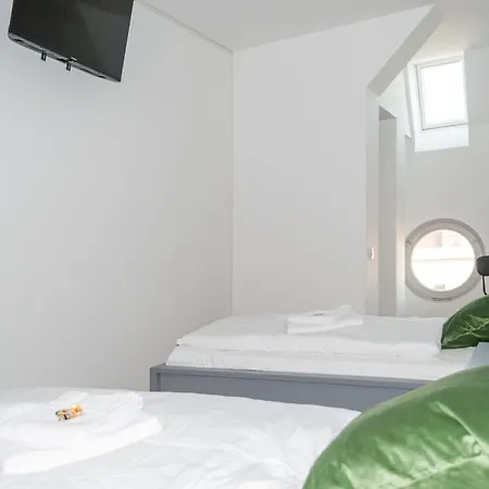 5 Nahe Hauptbahnhof,10 Betten,vollausgestattet,neu Saniert,parkplatz,dachterasse