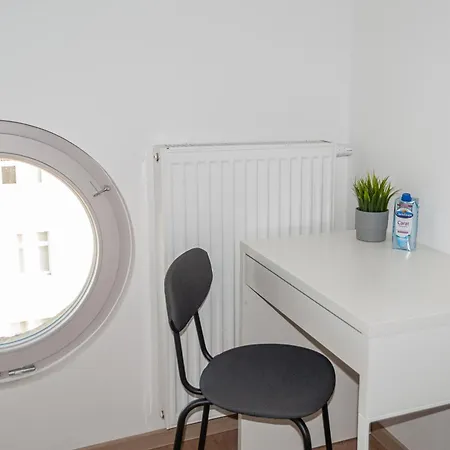 Apartment 5 Nahe Hauptbahnhof,10 Betten,vollausgestattet,neu Saniert,parkplatz,dachterasse *