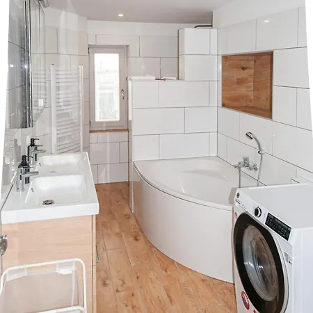 5 Nahe Hauptbahnhof,10 Betten,vollausgestattet,neu Saniert,parkplatz,dachterasse شقة *