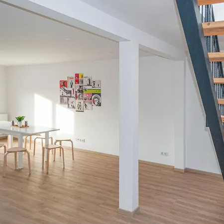 5 Nahe Hauptbahnhof,10 Betten,vollausgestattet,neu Saniert,parkplatz,dachterasse Апартаменты *