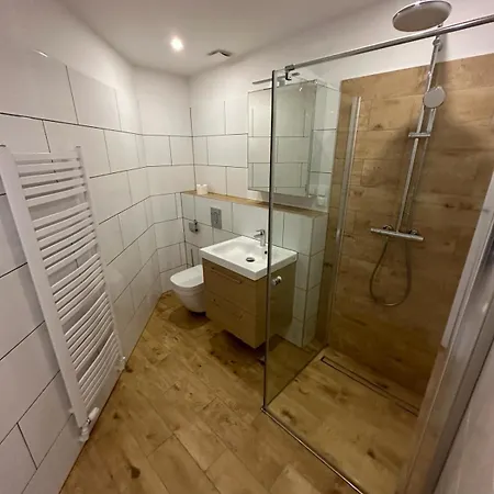 5 Nahe Hauptbahnhof,10 Betten,vollausgestattet,neu Saniert,parkplatz,dachterasse Apartment *