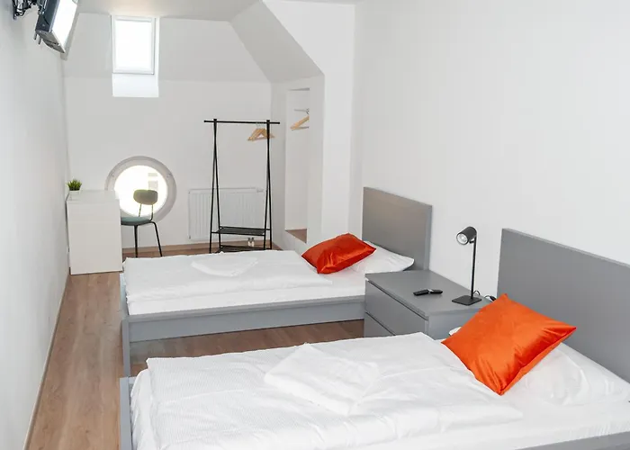 Apartment 5 Nahe Hauptbahnhof,10 Betten,vollausgestattet,neu Saniert,parkplatz,dachterasse *
