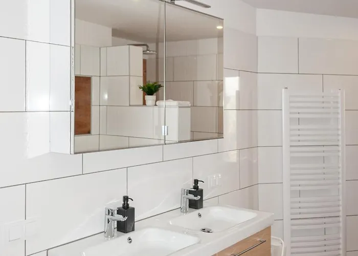 5 Nahe Hauptbahnhof,10 Betten,vollausgestattet,neu Saniert,parkplatz,dachterasse Cottbus