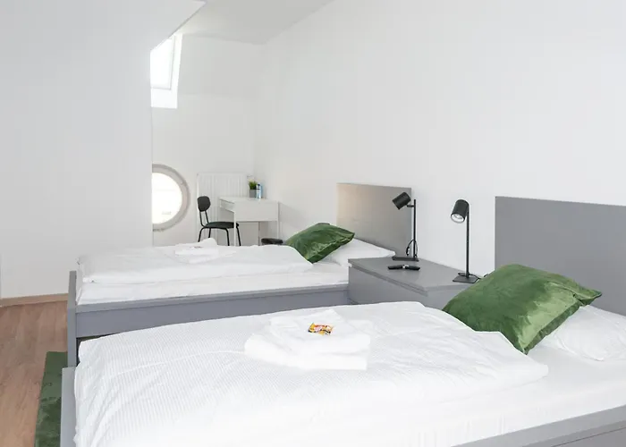 5 Nahe Hauptbahnhof,10 Betten,vollausgestattet,neu Saniert,parkplatz,dachterasse *