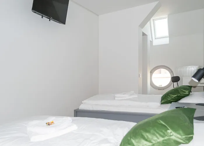 5 Nahe Hauptbahnhof,10 Betten,vollausgestattet,neu Saniert,parkplatz,dachterasse