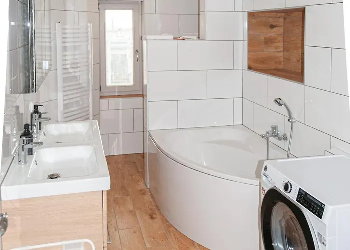 5 Nahe Hauptbahnhof,10 Betten,vollausgestattet,neu Saniert,parkplatz,dachterasse Apartment *