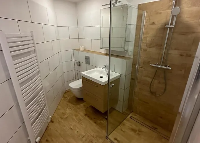 5 Nahe Hauptbahnhof,10 Betten,vollausgestattet,neu Saniert,parkplatz,dachterasse Apartment *
